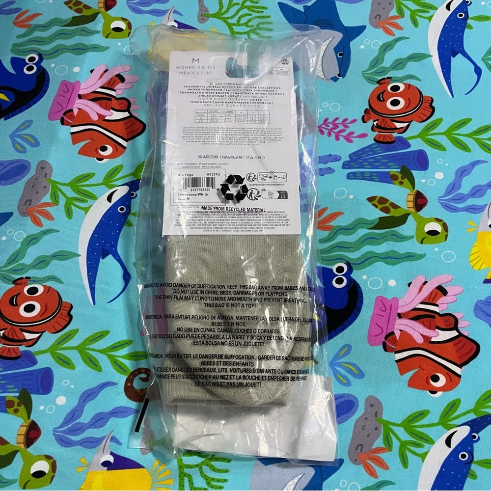 New Alo Yoga Unisex Half Crew Throwback Socks in Limestone/White - Picture 4 of 6